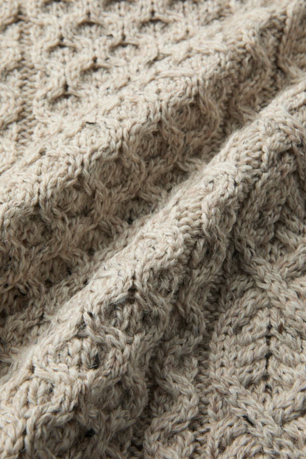 PEREGRINE(페레그린) 허드슨 아란 니트는 남성용 상의 니트/스웨터 제품입니다. 베이지 색상의 레귤러핏 라운드넥 긴소매 울 혼방 니트로, 가을/겨울 시즌에 착용하기 좋습니다. 클래식 스타일의 이 니트는 아란 니트 패턴과 입체적인 짜임, 도톰한 조직감으로 포근하고 따뜻한 착용감을 선사합니다. 출근룩과 모임룩 모두에 잘 어울리며, 미니멀, 캐주얼 스타일과도 매치하기 좋습니다.
