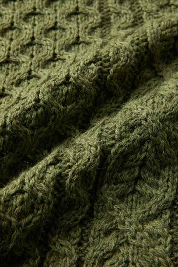 페러그린 허드슨 아란 니트는 영국 브랜드의 남성용 니트 스웨터입니다. 울 소재로 제작되어 가을, 겨울철 따뜻하게 착용할 수 있으며, 두꺼운 두께감으로 보온성을 높였습니다. 클래식한 무드의 라운드넥 디자인에 아란 니트 패턴이 돋보이며, 레귤러핏으로 제작되어 편안한 착용감을 제공합니다. 출근룩이나 모임룩, 클래식 또는 미니멀 스타일 연출에 적합한 아이템입니다.
