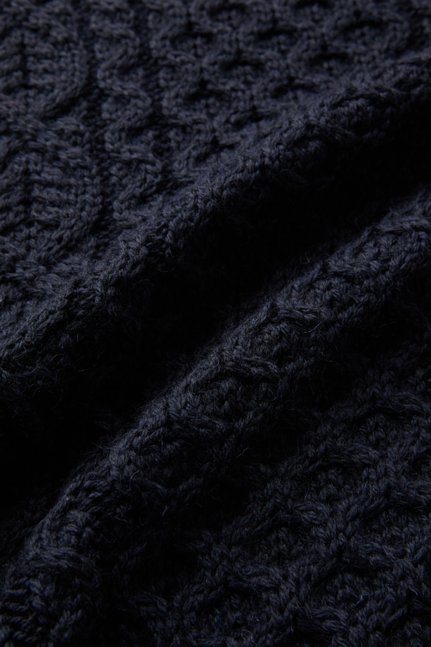 페레그린(PEREGRINE) 허드슨 아란 니트는 영국 브랜드의 남성용 니트 스웨터입니다. 클래식한 스타일의 라운드 넥 디자인으로, 가을과 겨울에 따뜻하게 입을 수 있습니다. 두꺼운 울 소재로 제작되어 부드러운 촉감을 자랑하며, 아란 니트 패턴이 돋보입니다. 레귤러핏으로 제작되어 출근룩, 모임룩, 데이트룩 등 다양하게 활용 가능하며, 미니멀, 캐주얼 스타일에도 잘 어울립니다. 긴 소매 기장의 블랙 컬러 니트입니다.
