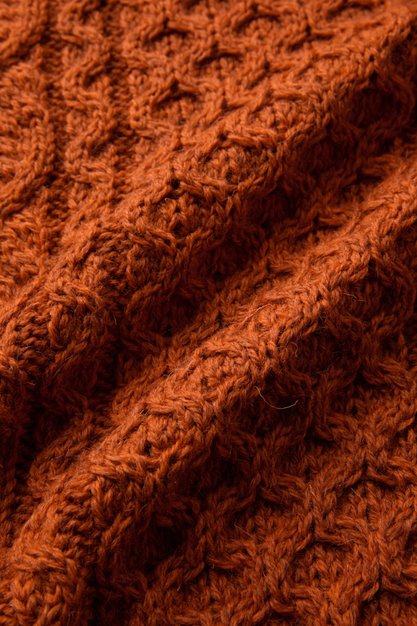 **페레그린 허드슨 아란 니트**는 클래식한 매력을 선사하는 공용 니트 스웨터입니다. 오렌지 및 브라운 컬러로 출시되었으며, 가을과 겨울에 따뜻하게 착용할 수 있습니다. 100% 울 소재로 제작되어 부드러운 촉감과 뛰어난 보온성을 자랑합니다. 아란 니트 패턴과 도톰한 조직감, 입체적인 짜임이 특징이며, 레귤러 핏과 라운드넥 디자인으로 출근룩, 모임룩, 미니멀, 캐주얼 스타일 모두 소화 가능합니다.
