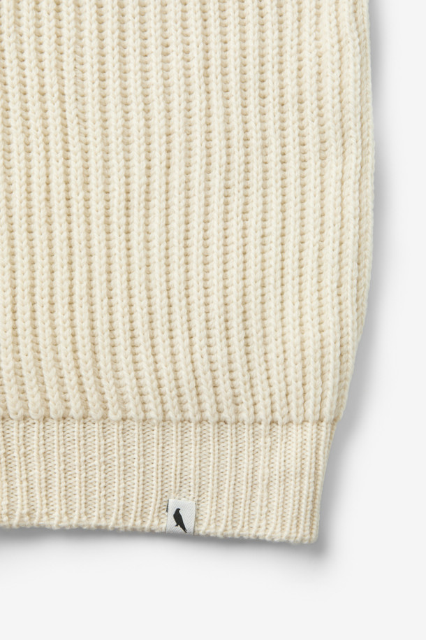 페레그린 윌킨슨 카디건은 가을과 겨울, 일상에서 클래식한 스타일을 연출하는 남성용 니트 카디건입니다. 부드러운 울 소재로 제작되어 뛰어난 착용감을 선사하며, 레귤러 핏과 숄 카라 디자인이 특징입니다. 아이보리와 화이트 두 가지 색상으로 출시되었으며, 무지 패턴에 단추 디테일이 더해져 포인트를 더합니다. 출근룩, 비즈니스 캐주얼, 모임룩 등 다양한 TPO에 활용 가능하며 아우터 또는 이너로도 활용도가 높습니다.
