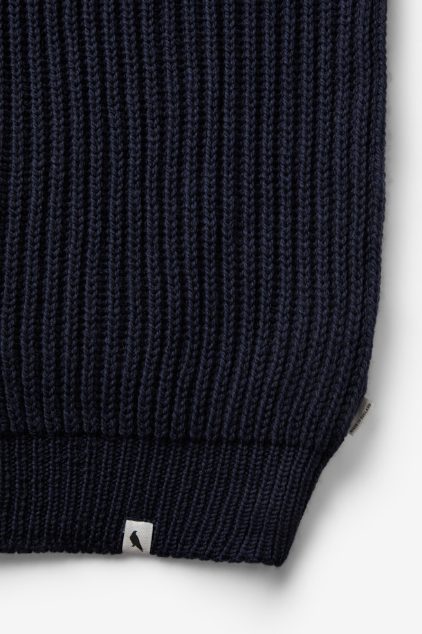 페레그린 윌킨슨 카디건은 영국 브랜드의 클래식한 감성을 담은 울 소재 카디건입니다. 네이비 컬러의 레귤러핏으로, 가을과 겨울에 따뜻하게 착용하기 좋습니다. 숄카라 디자인과 골지 패턴이 특징이며, 단추 디테일로 포인트를 더했습니다. 이너 또는 아우터로 활용 가능하여 출근룩, 모임룩 등 다양한 TPO에 맞춰 클래식, 미니멀, 캐주얼 스타일을 연출할 수 있습니다. 긴 소매 기장의 레귤러 기장으로, 실용성과 스타일을 모두 갖춘 아이템입니다.
