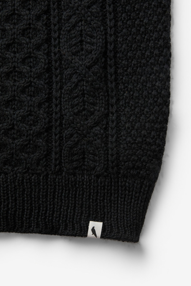 페레그린(PEREGRINE) 허드슨 카디건은 가을, 겨울 시즌 남성들을 위한 클래식하고 베이직한 스타일의 울 소재 카디건입니다. 두꺼운 두께감과 레귤러 핏으로 제작되어 따뜻하고 편안한 착용감을 선사합니다. 셋인 카라와 긴 소매, 케이블 패턴이 돋보이며, 버튼 여밈 방식으로 클래식한 매력을 더했습니다. 영국 브랜드 특유의 뛰어난 내구성을 자랑하며, 출근룩, 모임룩, 데이트룩 등 다양한 TPO에 활용 가능합니다. 미니멀, 캐주얼 스타일을 즐기는 분들께도 추천합니다.
