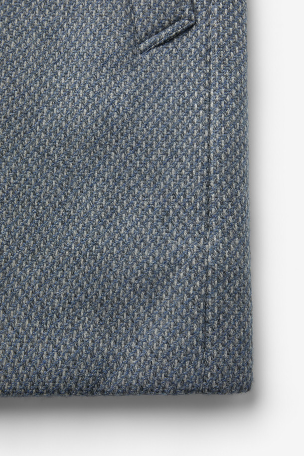 피아첸자 캐시미어 100% 풀퍼 코트는 우아함과 고급스러움을 동시에 선사하는 겨울철 필수 아이템입니다. 부드러운 촉감의 캐시미어 소재와 밍크 퍼 안감으로 제작되어 뛰어난 보온성을 자랑하며, 특별한 날을 위한 모임룩, 오피스룩, 연말 모임룩에 완벽하게 어울립니다. 클래식하고 미니멀한 디자인에 레귤러핏으로 제작되어 어떤 스타일에도 자연스럽게 매치할 수 있으며, 싱글 버튼 여밈 방식으로 세련된 실루엣을 연출합니다. 안감 전체에 퍼가 적용되어 한겨울에도 따뜻하고 포근하게 착용 가능하며, 투톤 컬러감이 은은한 포인트를 더합니다.
