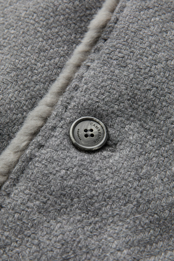 피아젠자 캐100 풀퍼 하프 코트는 겨울철, 클래식하고 고급스러운 스타일을 연출하고 싶은 당신을 위한 아우터입니다. 멜란지, 그레이 두 가지 색상으로 출시되어, 오피스룩, 모임룩, 연말 모임룩 등 다양한 TPO에 활용할 수 있습니다. 겉감은 캐시미어 100%로 제작되어 부드러운 촉감을 선사하며, 안감은 퍼 소재로 보온성을 높였습니다. 하프 기장의 넉넉한 핏과 버튼 여밈 방식으로 편안하면서도 시크한 분위기를 줍니다. 투톤 조직으로 은은한 멋을 더한, 당신의 겨울 스타일을 완성할 하프 코트입니다.
