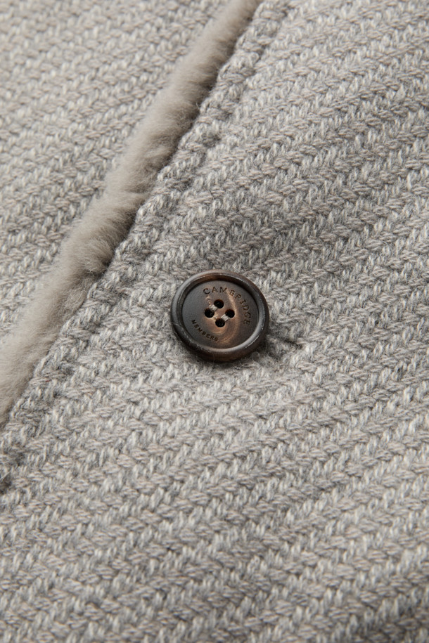 피아젠자 캐시미어 100 풀퍼 하프 코트는 가을과 겨울, 당신의 품격을 높여줄 하프 코트입니다. 클래식하고 엘레강스한 스타일을 추구하는 분들을 위한 아이템으로, 오피스룩, 모임룩, 연말 모임룩 등 다양한 TPO에 활용하기 좋습니다. 부드러운 촉감의 캐시미어와 밍크 퍼 안감으로 제작되어 고급스러움을 더했으며, 레귤러핏과 무지 패턴, 투톤 조직으로 세련된 디자인을 완성했습니다. 멜란지, 그레이 두 가지 컬러로 출시되어, 취향에 맞게 선택할 수 있습니다.
