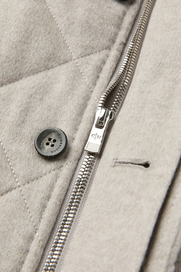 피아젠자 캐100 에든버러 코트는 여성들을 위한 겨울, 가을용 코트입니다. 베이지, 아이보리 두 가지 색상으로 출시되었으며, 클래식하고 미니멀한 스타일을 연출할 수 있습니다. 퀼팅 처리된 디자인에 미디엄 기장, 레귤러 핏으로 제작되었으며, 싱글 버튼 여밈 방식으로 간편하게 착용 가능합니다. 부드러운 촉감의 캐시미어, 모 소재를 사용하여 보온성을 높였으며, 탈착 가능한 천연 렉스 퍼 카라가 특징입니다. 출근룩, 모임룩으로 활용하기 좋으며, 고급스러운 분위기를 더해줍니다.
