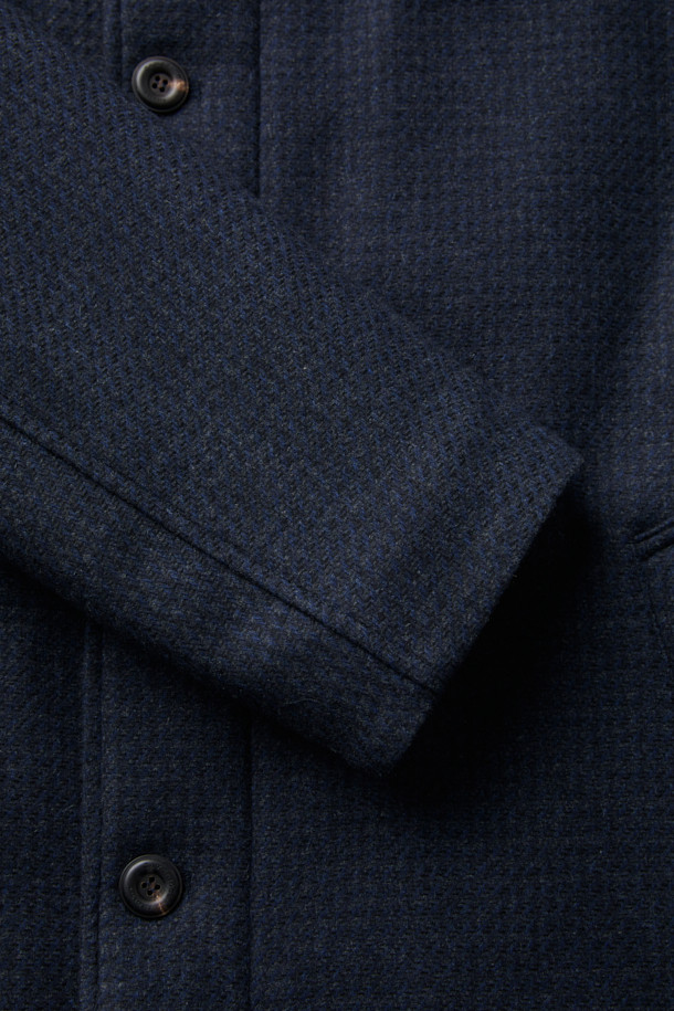 피아젠자 캐100 에든버러 드라이빙 코트는 고급스러운 소재와 디자인으로 완성된 아우터입니다. 네이비 컬러의 무지 디자인으로, 클래식하고 엘레강스한 스타일을 연출합니다. 캐시미어와 밍크 소재의 조화로 부드러운 촉감과 두꺼운 두께감을 자랑하며, 가을과 겨울 시즌에 따뜻하게 착용할 수 있습니다. 하프 기장의 레귤러핏 드라이빙 코트로, 싱글 버튼 여밈 방식과 퍼 카라, 패딩 안감이 특징입니다. 오피스룩, 비즈니스 캐주얼, 모임룩 등 다양한 TPO에 활용 가능하며, 미니멀하고 시크한 스타일을 완성합니다.
