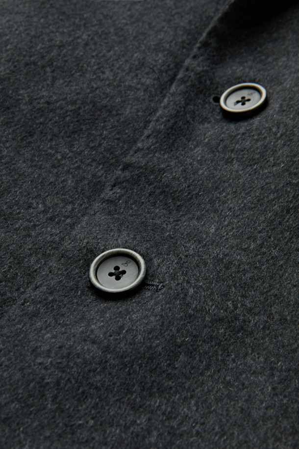 피아젠자 캐100 솔리드 체스터 코트는 이태리 PIACENZA사의 캐시미어 100% 소재로 제작되어 부드러운 촉감과 고급스러운 광택을 자랑합니다. 블랙, 차콜 두 가지 색상으로 출시되었으며, 잦은 회의나 중요한 약속 등 오피스룩, 비즈니스 캐주얼, 모임룩에 모두 잘 어울리는 클래식하고 세련된 스타일을 연출합니다. 레귤러핏 싱글버튼 디자인에 두꺼운 두께감으로 가을, 겨울 시즌 뛰어난 보온성을 제공하며, THIN DOWN 및 THINSULATE 충전재로 더욱 따뜻하게 착용할 수 있습니다. 긴 소매 기장의 레귤러 체스터 코트로, 미니멀하면서도 시크한 분위기를 선호하는 분들께 추천합니다.
