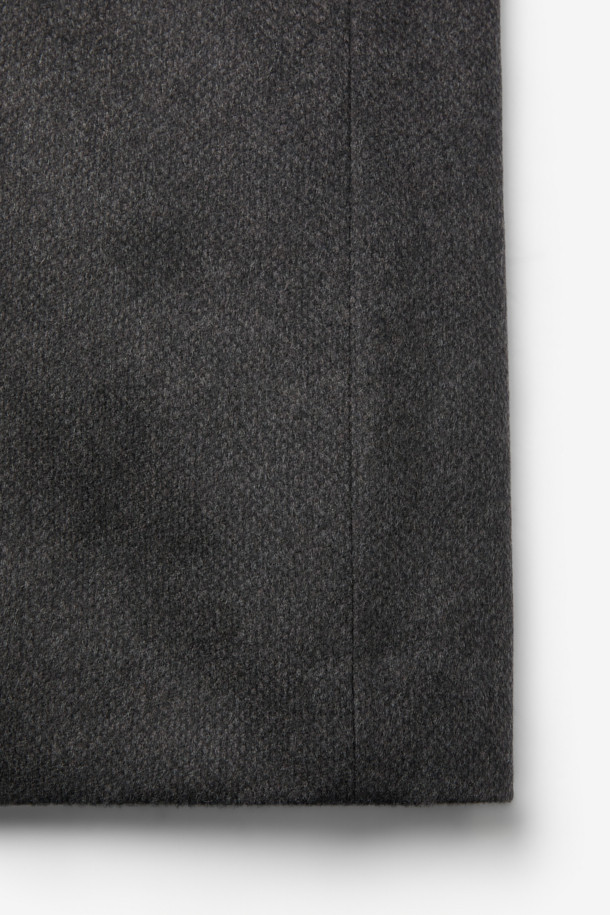 이태리 피아첸차 社의 캐시미어 100% 솔리드 셋인 코트입니다. 고급스러운 광택감과 부드러운 촉감이 특징이며, 클래식한 버드아이 패턴으로 세련된 분위기를 자아냅니다. 겨울철 보온성을 높여주는 씬 다운과 씬슐레이트 충전재를 사용하여, 추운 날씨에도 따뜻하게 착용할 수 있습니다. 출근룩, 오피스룩, 모임룩 등 다양한 상황에 활용할 수 있으며, 미니멀하고 시크한 스타일을 연출하기 좋습니다.