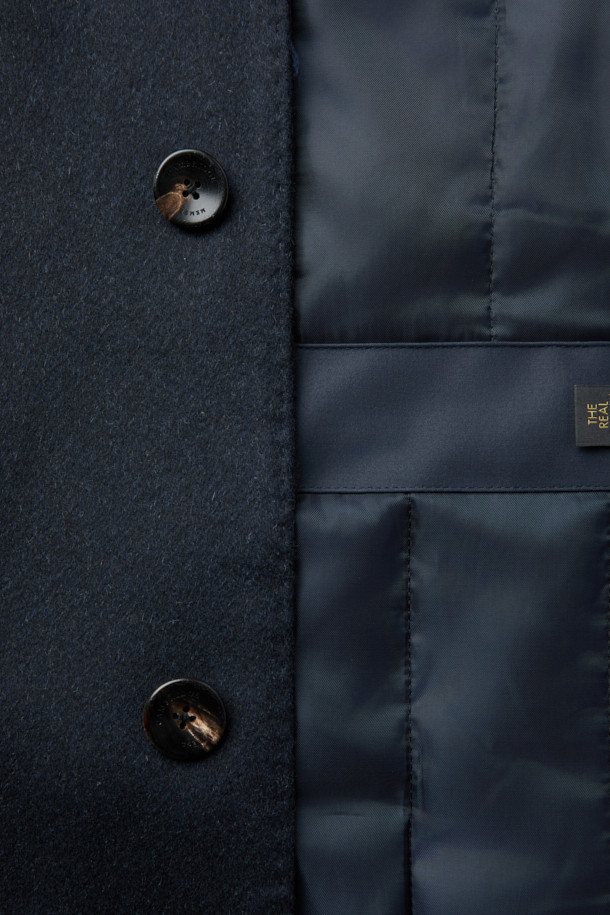 이태리 피아젠자(피아젠자) 社의 캐시미어 100% 소재로 제작된 피아젠자 캐100 솔리드 셋인 코트입니다. 그레이시 브라운 컬러의 클래식한 버드아이 패턴으로, 출근룩, 오피스룩, 모임룩 등 다양한 상황에 활용하기 좋습니다. 고급스러운 광택감과 부드러운 촉감이 특징이며, 씬 다운 및 씬슐레이트 충전재를 사용하여 우수한 보온성을 제공합니다. 미니멀하고 시크한 스타일을 연출하기에 적합한 셋인 코트입니다. 겨울철 당신의 스타일을 완성해 줄 아이템입니다.