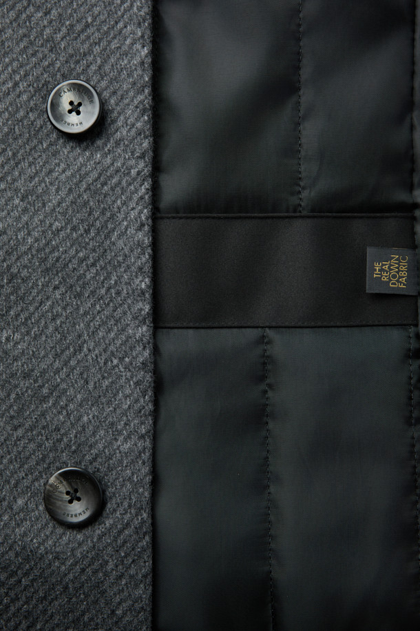 이태리 피아젠자 社의 캐시미어 100% 소재로 제작된 솔리드 셋인 코트입니다. 클래식한 무드의 미디움 그레이 컬러로, 겨울철 출근룩, 오피스룩, 모임룩에 시크하고 미니멀한 스타일을 더합니다. 뛰어난 보온성을 자랑하는 씬 다운 및 씬슐레이트 충전재 사용으로 한겨울에도 따뜻하게 착용 가능하며, 고급스러운 광택감과 트윌 조직감이 특징입니다. 부드러운 촉감의 캐시미어 소재는 편안한 착용감을 선사합니다.