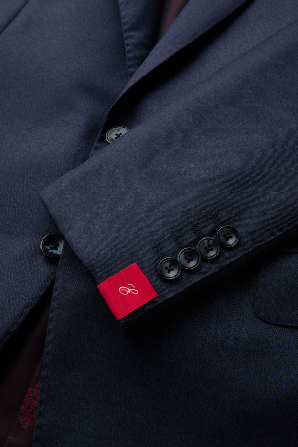 델피노 캐시실크 멜란지 솔리드 수트 재킷 (Navy)은 남성 고객을 위한 포멀 및 일상 착용에 적합한 수트 재킷입니다. 봄, 가을 시즌에 어울리는 중간 두께감으로, 클래식하고 미니멀한 스타일을 연출합니다. 이태리 델피노 원단을 사용하여 고급스러운 광택감과 부드러운 촉감을 선사하며, 레귤러핏 싱글버튼 디자인으로 제작되었습니다. 네이비 컬러의 멜란지 솔리드 패턴은 오피스룩, 비즈니스 캐주얼, 모임룩 등 다양한 TPO에 활용 가능합니다. 캐시미어와 실크 혼방 소재로 제작되어 편안함과 고급스러움을 동시에 느낄 수 있습니다.
