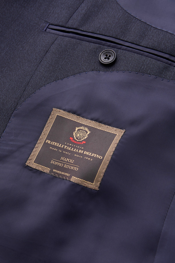 델피노 울 마이크로 수트 재킷 (Navy)은 남성 고객을 위한 포멀하고 클래식한 스타일의 수트 재킷입니다. 봄, 가을, 겨울 시즌에 착용하기 적합하며, 비즈니스 및 정장 용도로 활용하기 좋습니다. 헤링본 무늬의 네이비 컬러 울 소재로 제작되어 부드러운 촉감과 중간 두께감으로 편안한 착용감을 선사합니다. 레귤러핏 싱글버튼 디자인으로, 오피스룩, 비즈니스 캐주얼, 출근룩 등 다양한 TPO에 매치하여 미니멀한 스타일을 연출할 수 있습니다. 마이크로 헤링본 조직과 블루 멜란지 컬러가 특징이며, 긴 소매 기장의 레귤러핏으로 제작되었습니다.
