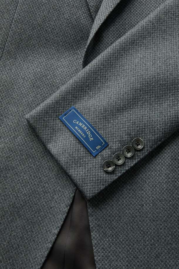 체루티(Cerruti) 울캐시 자카드 솔리드 수트 재킷 (Gray)은 겨울 시즌 남성용 아우터입니다. 포멀 및 비즈니스 용도로 적합하며, 클래식하고 미니멀한 스타일을 연출합니다. 울과 캐시미어 혼방 소재로 제작되어 부드러운 촉감과 두꺼운 두께감을 자랑합니다. 마이크로 조직감과 밀드 가공으로 고급스러운 분위기를 더하며, 싱글 버튼 레귤러핏 디자인으로 세련된 실루엣을 완성합니다. 오피스룩, 비즈니스 캐주얼, 출근룩 등 다양한 TPO에 활용 가능합니다.
