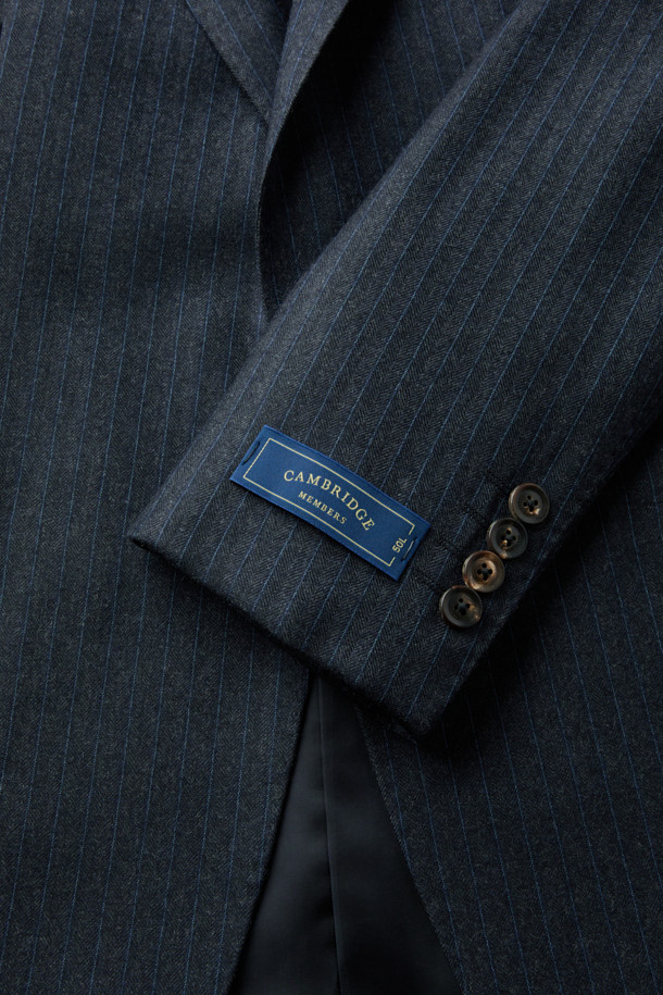 존 포스터 울 헤링본 스트라이프 수트 재킷 (블루)은 남성 고객을 위한 포멀 및 비즈니스 용도의 수트 자켓입니다. 봄, 가을, 겨울 계절에 착용하기 적합하며, 클래식한 스타일을 연출합니다. 울 100% 소재의 중간 두께감으로 제작되었으며, 헤링본과 스트라이프 패턴이 조화롭게 디자인되었습니다. 레귤러핏 싱글 버튼 방식으로, 오피스룩, 비즈니스 캐주얼, 출근룩 등 다양한 TPO에 활용할 수 있습니다.
