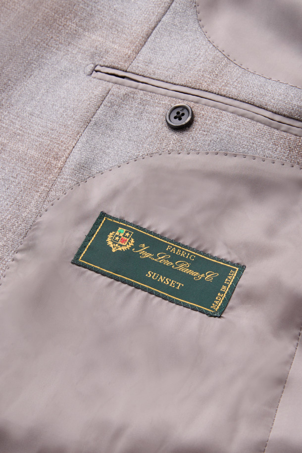 로로피아나 원단으로 제작된 캐시실크 브라운 체크 재킷입니다. 고급스러운 옴브레 체크 패턴과 광택감이 특징이며, 싱글 버튼 여밈으로 클래식한 분위기를 연출합니다. 오피스룩, 비즈니스 캐주얼, 모임룩 등 다양한 TPO에 활용 가능하며, 미니멀하고 시크한 스타일을 완성합니다. 캐시미어와 실크 혼방 소재로 부드러운 촉감과 우수한 착용감을 선사합니다. 긴 소매 기장의 레귤러 핏으로, 세련된 실루엣을 자아냅니다.
