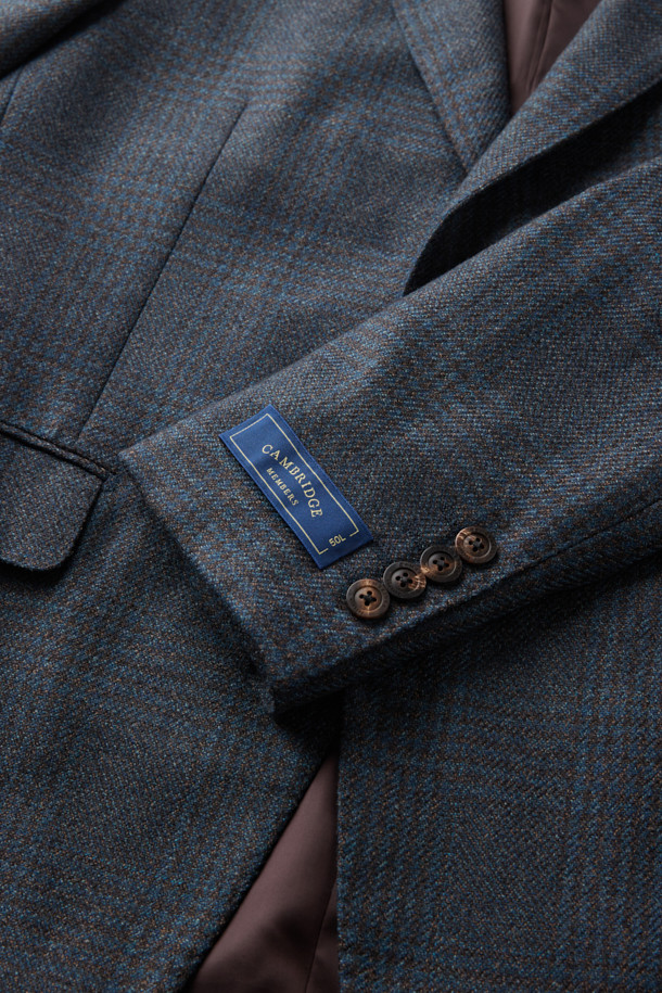 로로피아나 원단을 사용한 울 실크 브라운데코 글렌체크 재킷입니다. 봄, 가을에 어울리는 얇은 두께감으로 부드러운 촉감을 선사하며, 클래식한 스타일을 연출합니다. 남성용 레귤러핏 싱글버튼 재킷으로, 출근룩, 비즈니스 캐주얼, 모임룩 등 다양한 TPO에 활용 가능합니다. 트윌 조직감의 브라운 글렌체크 패턴이 세련된 느낌을 더하며, 미니멀한 디자인으로 어떤 스타일에도 쉽게 매치할 수 있습니다. 긴소매 기장으로 제작되었습니다.
