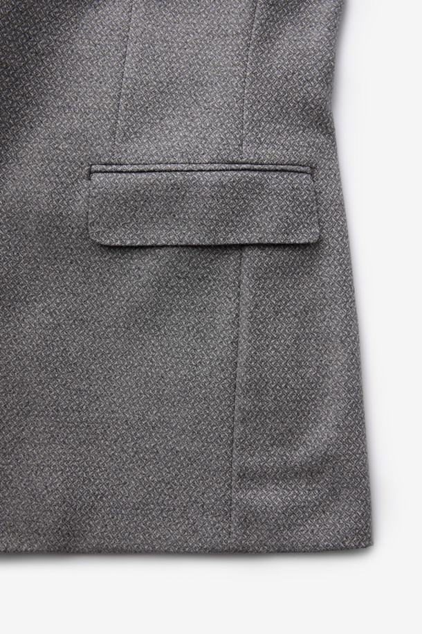 로로피아나(Loro Piana) 원단으로 제작된 울 마이크로 솔리드 재킷입니다. 부드러운 촉감과 고급스러운 외관을 자랑하며, 오피스룩, 비즈니스 캐주얼, 모임룩 등 다양한 TPO에 활용하기 좋습니다. 베이직하고 미니멀한 디자인으로, 클래식하고 시크한 스타일을 연출합니다. 멜란지 그레이 및 그레이 컬러의 솔리드 패턴으로, 레귤러 핏과 긴소매, 싱글 버튼 여밈 방식으로 제작되었습니다. 울 100% 소재로 제작되어 따뜻하고 편안한 착용감을 선사합니다.
