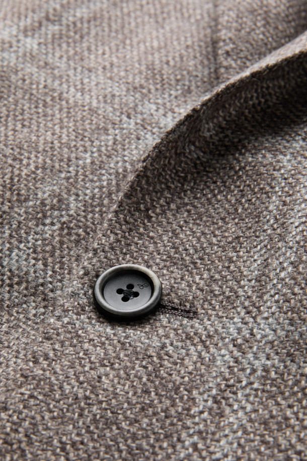 로로피아나 원단, 캐시미어 100% 소재의 남성 글렌체크 재킷입니다. 브라운, 그레이, 그린 컬러로 출시되었으며, 가을과 겨울에 착용하기 좋습니다. 포멀 및 일상 용도로 활용 가능하며, 클래식하고 엘레강스한 스타일을 연출합니다. 레귤러핏 싱글버튼 방식으로, 부드러운 촉감과 두께로 편안한 착용감을 선사합니다. 오피스룩, 비즈니스 캐주얼, 모임룩 등 다양한 TPO에 활용 가능한 미니멀하고 클래식한 디자인의 테일러드 코트입니다.
