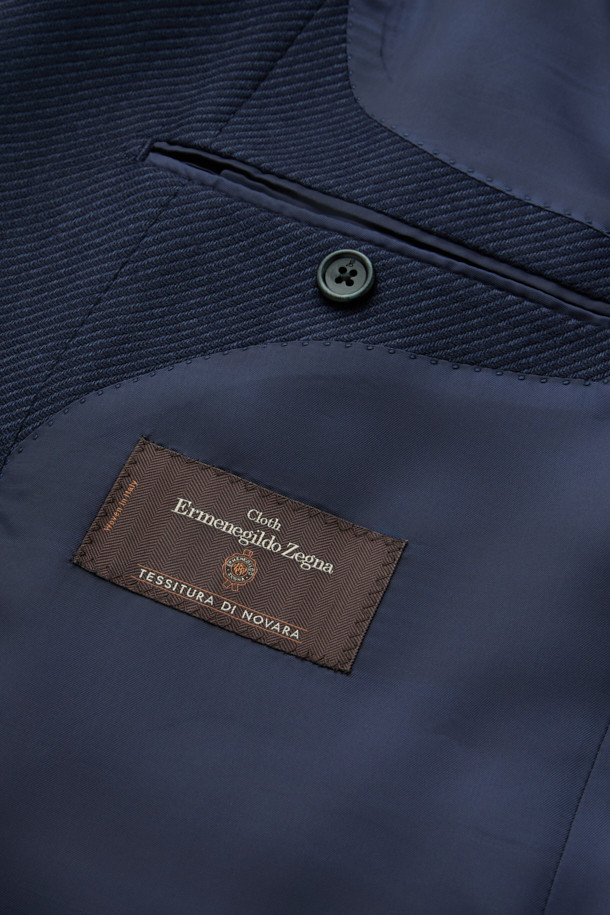 제냐 캐시실크 트윌 솔리드 자켓은 고급스러운 소재와 정교한 디자인이 돋보이는 남성용 자켓입니다. 네이비 컬러의 무지 디자인으로, 클래식하면서도 모던한 스타일을 연출합니다. 캐시미어, 실크, 린넨 혼방 소재로 제작되어 부드러운 촉감과 은은한 광택을 자랑하며, 봄, 가을 시즌에 착용하기 좋습니다. 싱글 버튼 여밈과 레귤러핏으로 제작되어 출근룩, 비즈니스 캐주얼, 모임룩 등 다양한 TPO에 활용 가능합니다. 트윌 조직 특유의 고급스러움이 돋보이며, 미니멀하고 시크한 스타일을 완성합니다.
