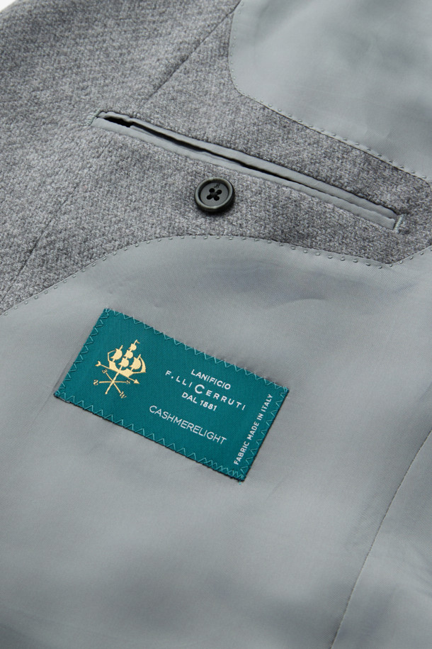 이태리 체루티(CERRUTI) 브랜드의 체루티 캐시실크 마이크로 재킷입니다. 부드러운 촉감의 캐시미어와 실크 혼방 소재로 제작되어 고급스러운 광택감을 자랑합니다. 얇은 두께감으로 봄, 가을에 착용하기 좋으며, 레귤러핏과 싱글 버튼 여밈으로 클래식한 스타일을 연출합니다. 오피스룩, 비즈니스 캐주얼, 모임룩 등 다양한 TPO에 활용할 수 있으며, 미니멀하고 세련된 분위기를 더합니다. 남성용 그레이 컬러의 무지 디자인으로, 어떤 옷에도 쉽게 매치할 수 있습니다.
