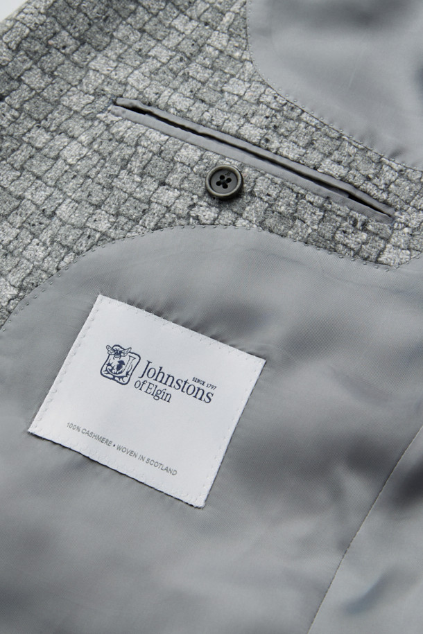 존스톤 캐시100 그리드 체크 재킷은 가을과 겨울, 오피스룩, 비즈니스 캐주얼, 모임룩에 적합한 클래식한 스타일의 자켓입니다. 고급스러운 캐시미어 소재로 제작되어 부드러운 촉감과 두꺼운 두께감을 자랑하며, 레귤러 핏과 긴 소매 기장으로 편안한 착용감을 선사합니다. 세련된 그레이 컬러에 그리드 체크 패턴이 더해져 미니멀하고 시크한 분위기를 연출합니다. 싱글 버튼 여밈 방식으로 클래식한 매력을 더한 이 재킷은 당신의 스타일을 한층 끌어올려 줄 것입니다.
