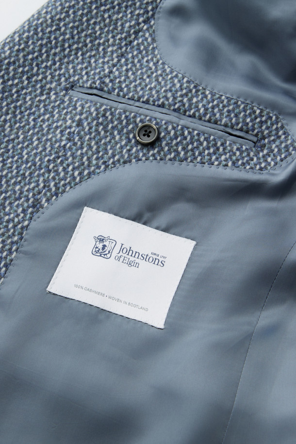 존스톤 캐시100 조직감 재킷은 가을과 겨울, 당신의 품격을 높여줄 클래식하고 미니멀한 스타일의 아우터입니다. 고급스러운 그레이 컬러의 캐시미어 100% 소재로 제작되어 부드러운 촉감과 은은한 광택감을 선사하며, 두꺼운 두께감으로 따뜻함을 더합니다. 싱글 버튼 여밈과 레귤러 핏 디자인은 오피스룩, 비즈니스 캐주얼, 모임룩 등 다양한 TPO에 활용 가능합니다. 무지 패턴에 조직감 있는 디테일이 돋보이며, 긴 소매 기장과 레귤러 기장으로 세련된 실루엣을 완성합니다.
