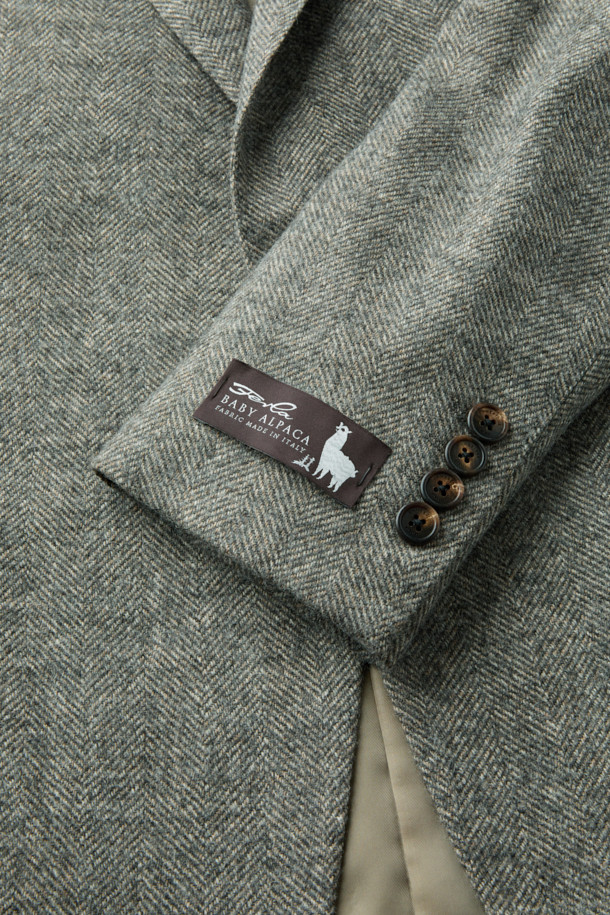 페를라 울알파카 헤링본 재킷은 남성 고객을 위한 클래식하고 베이직한 디자인의 자켓입니다. 가을과 겨울에 착용하기 좋은 두꺼운 두께감으로, 부드러운 촉감이 특징입니다. 이태리 페를라(FERLA) 원단을 사용하여 고급스러움을 더했으며, 레귤러핏 싱글버튼 방식으로 제작되었습니다. 오피스룩, 비즈니스 캐주얼, 모임룩 등 다양한 TPO에 활용 가능하며, 헤링본 패턴의 베이지 컬러가 세련된 스타일을 연출합니다.
