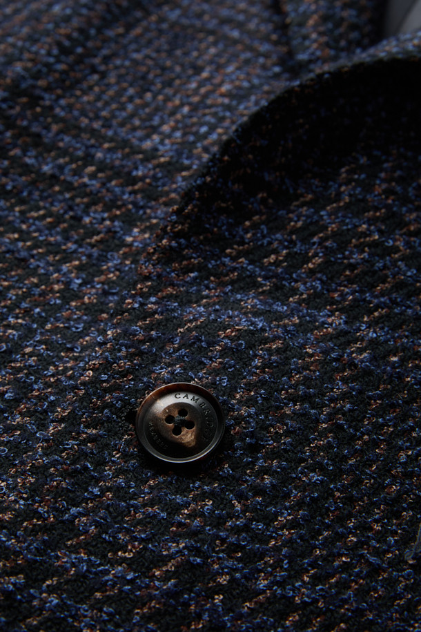 보또쥐세페 울실크 멀티컬러 빅글렌체크 재킷은 가을, 겨울 시즌에 어울리는 아우터입니다. 네이비, 브라운, 블랙의 멀티컬러 배색과 빅 글렌체크 패턴이 특징이며, 울과 실크 소재로 제작되어 고급스러운 촉감을 선사합니다. 오피스룩, 비즈니스 캐주얼, 모임룩 등 다양한 TPO에 활용 가능한 클래식 스타일의 재킷입니다. 긴 소매 기장으로 디자인되어 있으며, 미니멀하고 시크한 분위기를 연출합니다.
