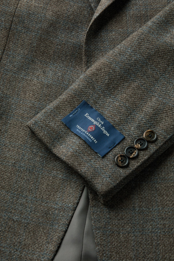 제냐 울캐시 멀티조직 체크 자켓은 브라운과 틸 블루 컬러로 제공되는 남성용 아우터입니다. 가을, 겨울 시즌에 어울리도록 두꺼운 울과 캐시미어 혼방 소재로 제작되어 부드러운 촉감을 선사합니다. 클래식한 스타일의 레귤러핏 자켓으로, 싱글 버튼 여밈 방식과 긴 소매 기장이 특징입니다. 멀티조직 체크 패턴이 돋보이며, 오피스룩, 비즈니스 캐주얼, 모임룩 등 다양한 TPO에 활용 가능합니다.
