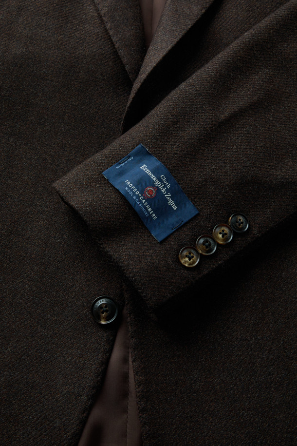 제냐 울캐시 멜란지 솔리드 재킷은 부드러운 울과 캐시미어 혼방 소재로 제작되어 고급스러운 촉감과 보온성을 제공합니다. 브라운 컬러의 멜란지 패턴과 트윌 조직은 클래식하면서도 세련된 분위기를 연출하며, 싱글 버튼 여밈과 레귤러 핏 디자인으로 편안한 착용감을 선사합니다. 오피스룩, 비즈니스 캐주얼, 모임룩 등 다양한 TPO에 활용 가능하며, 미니멀하고 클래식한 스타일을 선호하는 분들께 추천합니다. 특히 가을, 겨울 시즌에 최적화된 긴 소매 기장의 레귤러 자켓입니다.
