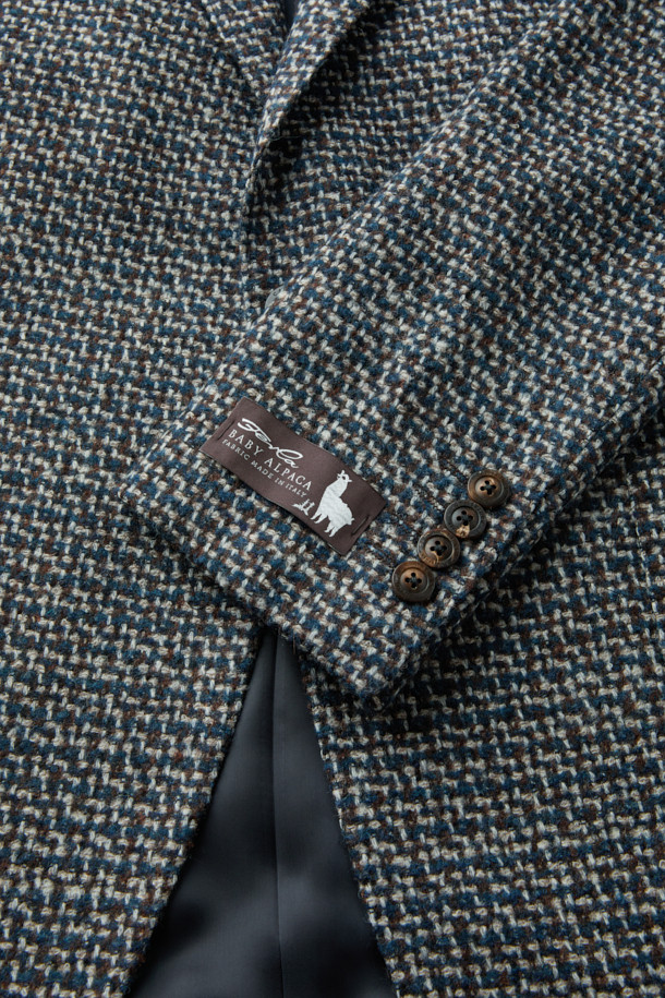 이태리 페를라(FERLA) 원단을 사용하여 고급스러움을 더한 페를라 멀티 마이크로 재킷입니다. 와인, 네이비, 그레이 세 가지 색상으로 출시되어 다양한 스타일 연출이 가능합니다. 불규칙 패턴으로 디자인되어 세련된 느낌을 주며, 출근룩, 모임룩, 비즈니스 캐주얼 등 TPO에 맞춰 활용하기 좋습니다. 울과 알파카 혼방 소재로 제작되어 부드러운 촉감과 보온성을 제공하며, 긴 소매 기장으로 클래식, 미니멀, 시크한 스타일을 완성합니다. 아이보리, 네이비, 브라운, 블랙 이너와 매치하여 다채로운 분위기를 연출해보세요.
