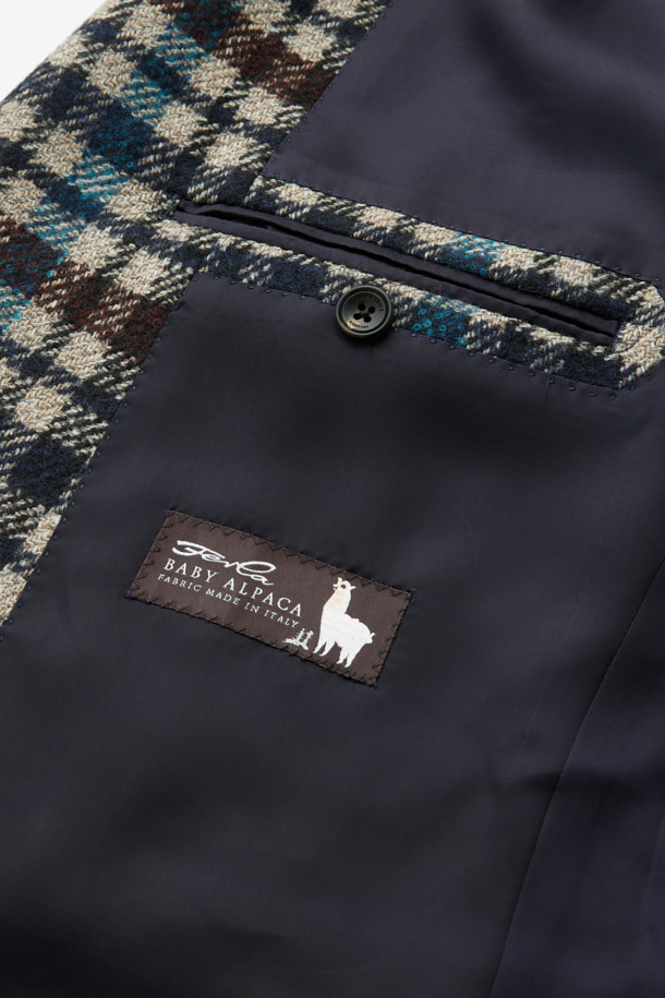 페를라 브라운데코 멀티체크 재킷은 가을, 겨울 시즌에 어울리는 세련된 스타일의 자켓입니다. 베이지, 와인, 네이비 세 가지 색상으로 출시되었으며, 볼드한 체크 패턴이 특징입니다. 울과 알파카 혼방 소재로 제작되어 따뜻하고 고급스러운 촉감을 선사하며, 레귤러핏과 싱글 버튼 여밈으로 깔끔한 실루엣을 연출합니다. 출근룩, 모임룩, 비즈니스 캐주얼 등 다양한 TPO에 활용 가능하며, 클래식, 미니멀, 시크 스타일을 선호하는 분들께 추천합니다. 긴 소매 기장의 레귤러 기장 자켓입니다.
