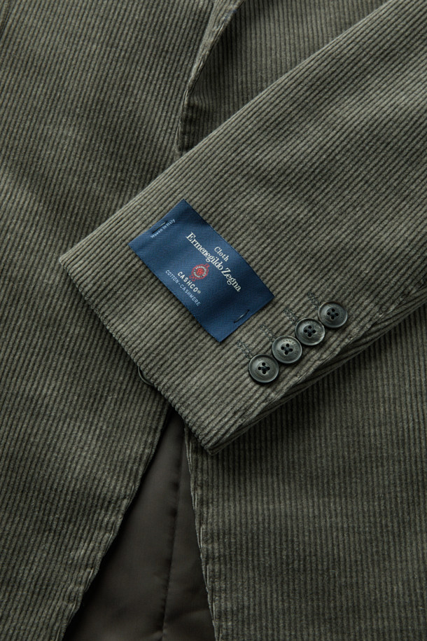 제냐 캐시코튼 코듀로이 재킷은 남성용 아우터로, 가을과 겨울에 착용하기 좋습니다. 부드러운 캐시미어, 면, 코듀로이 혼방 소재로 제작되어 따뜻하고 편안한 착용감을 선사합니다. 카키 컬러의 무지 디자인에 레귤러 핏, 싱글 버튼 여밈 방식으로 클래식하고 캐주얼한 스타일을 연출합니다. 비즈니스 캐주얼, 출근룩, 모임룩 등 다양한 TPO에 활용 가능하며, 미니멀한 스타일을 선호하는 분들께 추천합니다. 긴 소매 기장의 두꺼운 재킷입니다.
