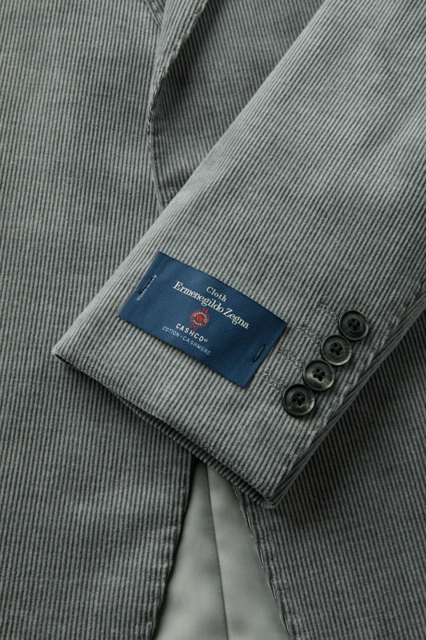 제냐 캐시코튼 코듀로이 재킷은 남성 고객을 위해 제작된, 고급스러운 분위기의 테일러드 재킷입니다. 부드러운 촉감의 코듀로이, 면, 캐시미어 혼방 원단으로 제작되어 봄, 가을에 착용하기 좋으며, 두꺼운 두께감으로 보온성을 더했습니다. 레귤러핏에 싱글 버튼 여밈 방식, 레귤러 기장으로 클래식하면서도 캐주얼한 스타일을 연출합니다. 출근룩, 비즈니스 캐주얼, 모임룩 등 다양한 TPO에 활용할 수 있으며, 그레이 컬러로 미니멀한 스타일을 완성할 수 있습니다.
