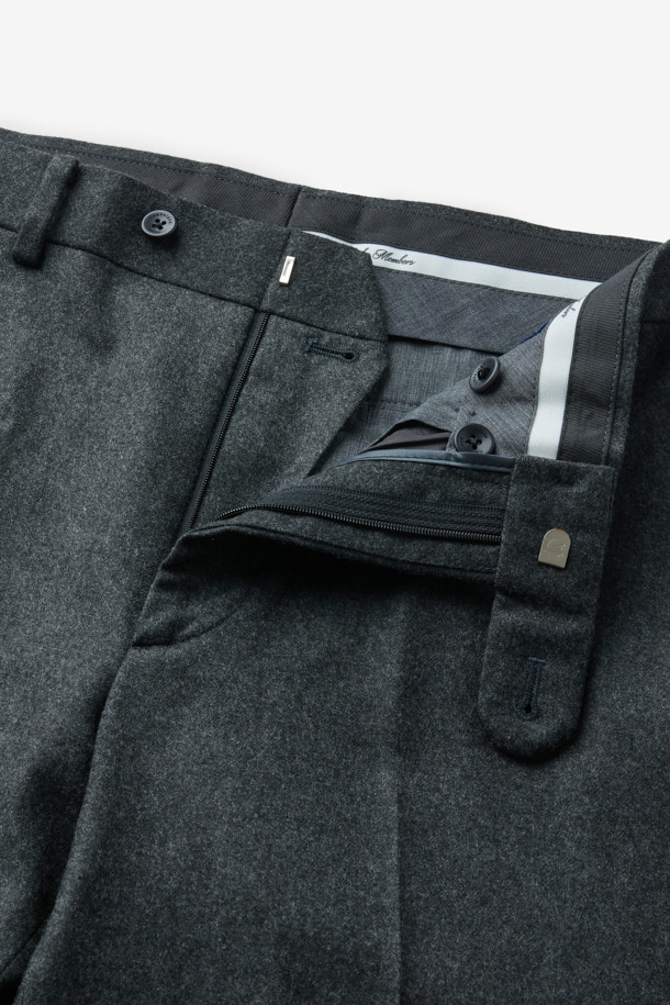 로로피아나(Loro Piana) 원단으로 제작된 남성용 울캐시 멜란지 슬랙스입니다. 가을, 겨울 시즌에 적합하며, 부드러운 촉감과 은은한 광택감이 특징입니다. 다크 그레이 컬러의 레귤러핏으로 클래식, 미니멀, 시크 스타일을 연출하기 좋습니다. 오피스룩, 비즈니스 캐주얼, 모임룩 등 TPO에 다양하게 활용 가능합니다. 두께감 있는 원단으로 제작되어 보온성을 높였습니다. 
