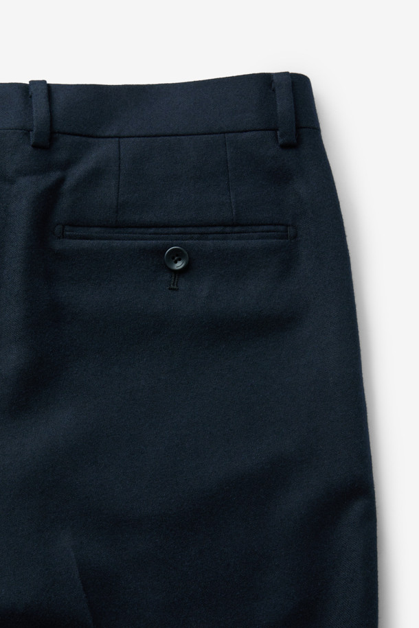 로로피아나 원단 울캐시스트레치 솔리드 슬랙스는 남성 고객을 위한 고급스러운 슬랙스입니다. 네이비 컬러의 무지 디자인으로, 클래식하고 베이직한 스타일을 연출합니다. 로로피아나(Loro Piana) 원단과 캐시미어, 울 소재를 사용하여 부드러운 촉감과 은은한 광택감을 선사하며, 슬림핏으로 제작되어 세련된 실루엣을 강조합니다. 사계절 착용 가능하며 오피스룩, 비즈니스 캐주얼, 모임룩 등 다양한 TPO에 활용할 수 있습니다. 스트레치 소재로 활동성을 높여 편안함까지 갖춘, 미니멀하고 시크한 스타일의 슬랙스입니다.
