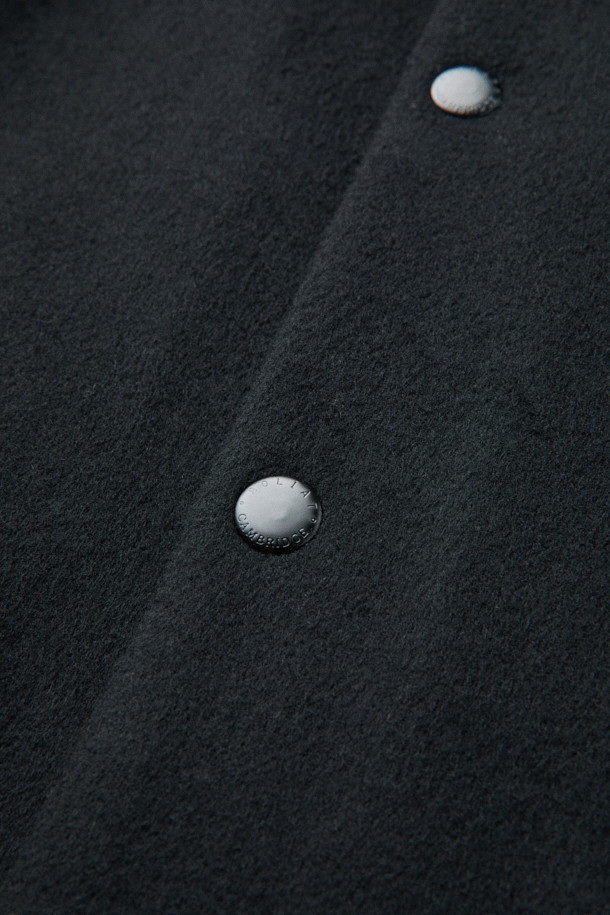 MOVERE X ROLIAT 발마칸 코트는 세미 루즈핏으로 제작되어 편안하면서도 세련된 실루엣을 연출합니다. 울과 캐시미어 혼방 소재로 제작되어 부드러운 촉감과 뛰어난 보온성을 제공하며, 가을과 겨울에 착용하기 좋습니다. 블랙 컬러의 무지 디자인은 클래식하면서도 미니멀한 스타일을 완성하며, 출근룩, 오피스룩, 모임룩 등 다양한 TPO에 활용 가능합니다. 래글런 소매, 히든 포켓, A라인 실루엣, 단단한 카라 디테일이 돋보이며, 스냅 버튼 여밈 방식으로 간편하게 착용할 수 있습니다. 롱 기장의 발마칸 코트로 시크한 스타일을 연출해보세요.
