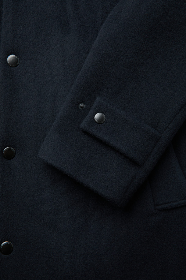 [MOVERE X ROLIAT] 발마칸 코트는 울과 캐시미어 혼방 소재로 제작되어 부드러운 촉감과 뛰어난 보온성을 제공합니다. 래글런 소매와 A라인 실루엣이 특징이며, 세미 루즈핏으로 편안하면서도 클래식한 스타일을 연출합니다. 무지 디자인의 블랙 컬러로, 출근룩, 오피스룩, 모임룩 등 다양한 TPO에 활용할 수 있습니다. 히든 포켓 디테일과 스냅 버튼 여밈 방식으로 미니멀하고 시크한 무드를 더했습니다. 가슴둘레 123cm의 넉넉한 기장감으로 겨울, 가을 시즌에 활용하기 좋습니다.
