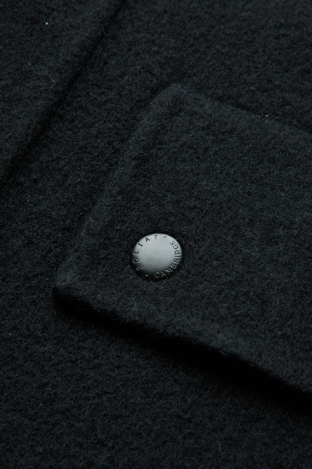 [MOVERE X ROLIAT] 핸드메이드 후드 코트는 캐시미어와 울 소재를 사용하여 부드러운 촉감과 두꺼운 두께감을 자랑하는 블랙 색상의 루즈핏 후드 코트입니다. 가을, 겨울 시즌에 어울리는 이 코트는 일상복뿐만 아니라 출근룩으로도 활용 가능하며, 미니멀하고 클래식한 스타일을 연출합니다. 핸드메이드 봉제와 등 중심 맞주름 디테일이 돋보이며, 가슴둘레 138cm로 넉넉한 핏을 제공하여 레이어드 스타일링에도 용이합니다. 더블페이스 코트 타입으로 제작되었으며, 긴 소매와 버튼 여밈 방식을 갖추었습니다.
