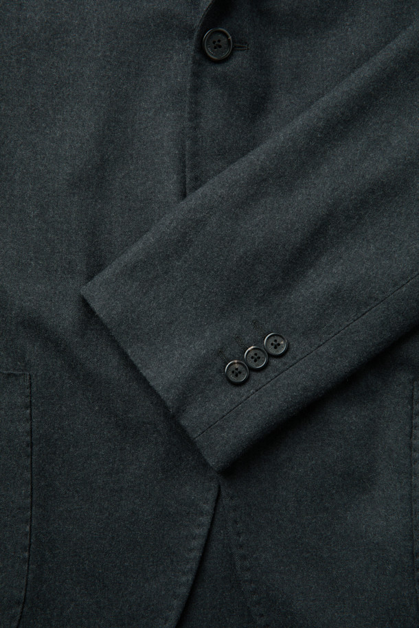 [MOVERE X ROLIAT] 테일러드 셋업 재킷은 남성을 위한 가을/겨울용 아우터입니다. 다크 그린 컬러의 무지 디자인으로, 클래식하고 미니멀한 스타일을 연출합니다. 울 소재의 두꺼운 두께감과 부드러운 촉감, 레귤러핏과 레귤러 기장으로 편안한 착용감을 선사합니다. 싱글 버튼 여밈 방식과 등판 다트 디테일, 스트레치 원단 및 밀드 가공으로 고급스러움을 더했으며, 오피스룩, 비즈니스 캐주얼, 모임룩 등 다양한 TPO에 활용 가능합니다.
