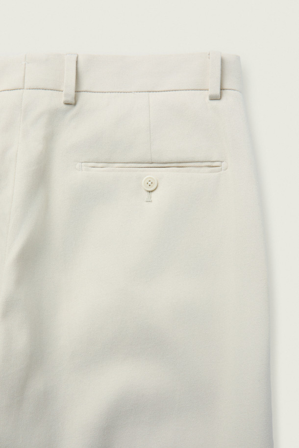 [MOVERE] DUCA(두카) 코튼 치노는 가을, 겨울 시즌에 어울리는 남성용 치노팬츠입니다. 화이트, 아이보리 두 가지 색상으로 출시되었으며, 데일리룩과 포멀한 자리 모두 활용 가능합니다. 면, 울, 엘라스틴 혼방 소재로 제작되어 부드러운 촉감을 선사하며, 레귤러핏과 테이퍼드 핏으로 클래식하고 미니멀한 스타일을 연출합니다. 좌우 사선 포켓, 뒷주머니, 허리 뒷부분 트임 등 디테일 요소가 돋보이며, 오피스룩 또는 비즈니스 캐주얼에도 적합합니다.
