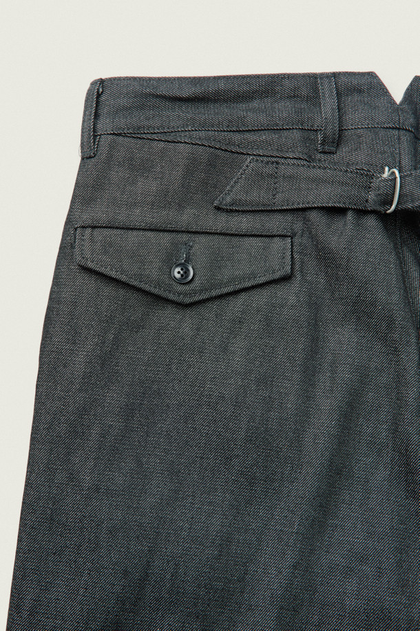 MOVERE X ROLIAT(모베르 X 롤리엇) 재팬 메이드 원턱 데님 팬츠입니다. 일본 오카야마에서 제작된 이 데님 팬츠는 가을, 겨울 시즌에 어울리는 클래식하고 미니멀한 스타일을 제안합니다. 네이비 컬러의 무지 디자인에, 뻣뻣한 촉감의 데님 소재, 루즈핏 실루엣으로 편안함을 더했습니다. 원턱 디자인과 신치백, 플리츠 디테일이 특징이며, 출근룩, 비즈니스 캐주얼, 모임룩 등 다양한 TPO에 활용 가능합니다. 스트레이트 핏과 세미루즈핏으로, 시크한 매력을 연출할 수 있습니다.
