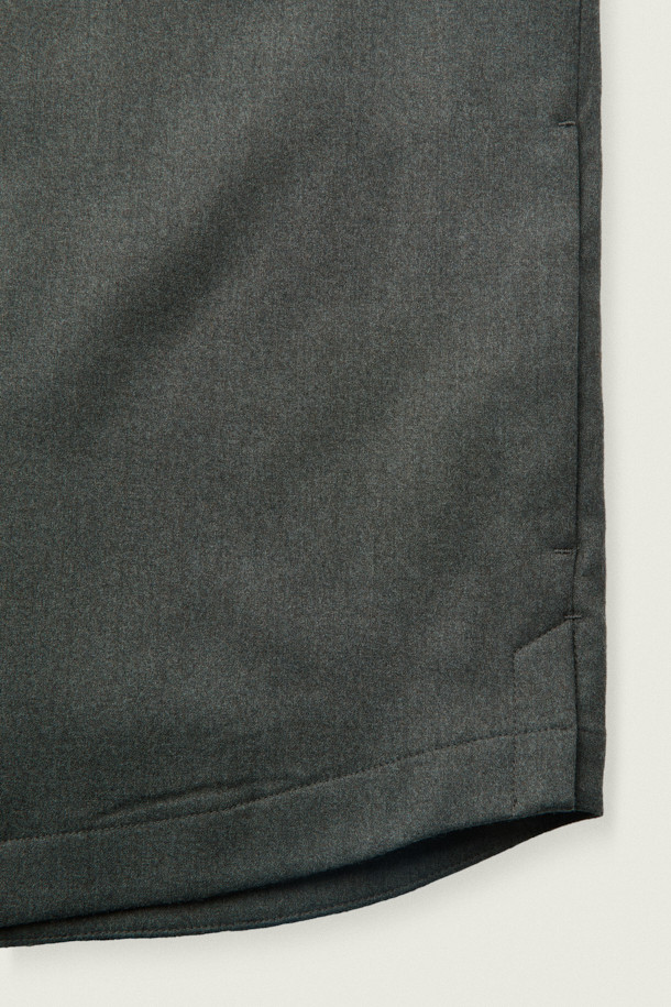 [MOVERE] REDA 울 셔켓은 클래식, 미니멀, 시크 스타일을 추구하는 분들을 위한 셔켓입니다. 블랙, 브라운 두 가지 색상으로 출시되었으며, 간절기, 가을, 겨울 초에 착용하기 좋습니다. REDA 울 99%와 엘라스틴 1% 혼방 소재로 제작되어 부드러운 촉감과 두꺼운 두께감을 자랑하며, 밀드 가공으로 완성도를 높였습니다. 셔츠 칼라, 루즈핏, 긴소매 디자인으로, 가슴 플랫 포켓, 사이드 포켓, 등판 플리츠 디테일이 특징이며, 출근룩, 비즈니스 캐주얼, 모임룩 등 다양한 TPO에 활용 가능합니다.
