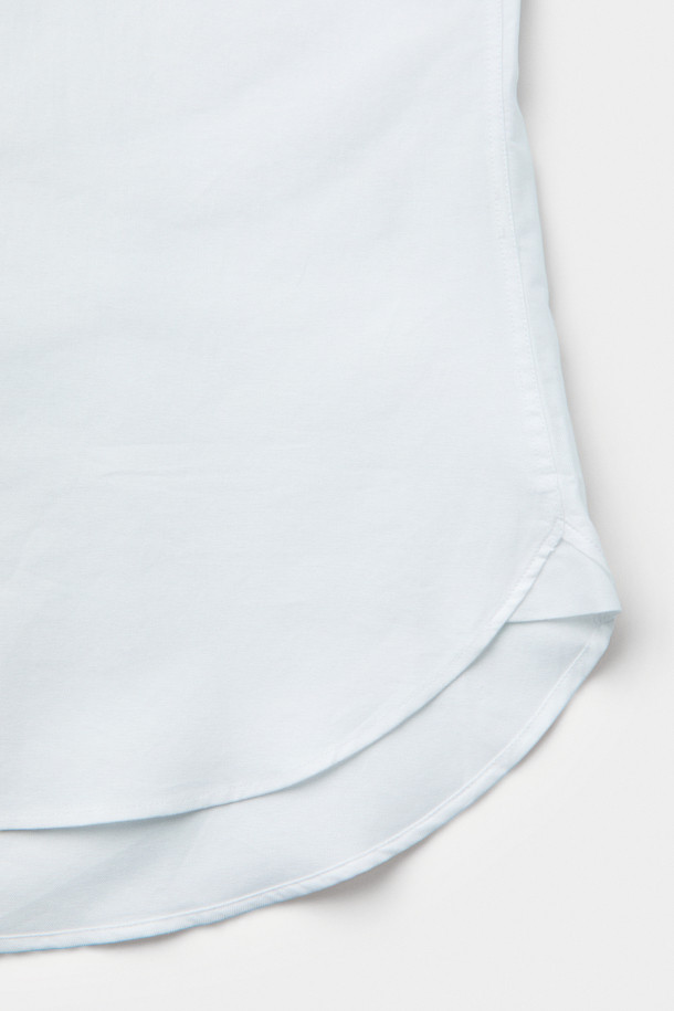 MOVERE X ROLIAT(무브레 X 롤리앗) 라운드 카라 옥스포드 셔츠는 부드러운 면 소재로 제작되어 가을, 겨울철에 착용하기 좋습니다. 세미 루즈 핏으로 편안한 착용감을 선사하며, 라운드 카라 디자인이 특징입니다. 솔리드 옥스포드 원단에 금속 포인트 단추, 클럽 카라 디테일로 클래식한 무드를 더했습니다. 출근룩, 비즈니스 캐주얼, 모임룩 등 다양한 TPO에 활용할 수 있으며, 미니멀하고 캐주얼한 스타일 연출에도 적합합니다. 긴소매, 화이트 컬러로 어디에나 매치하기 용이한 데일리 아이템입니다.
