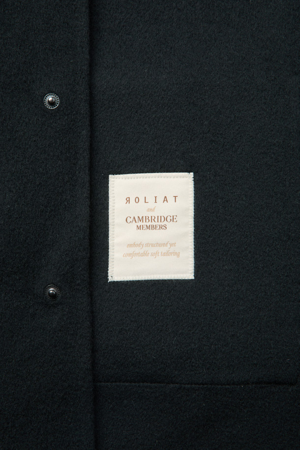 [MOVERE X ROLIAT] 핸드메이드 사파리 재킷은 클래식과 미니멀 스타일을 추구하는 고객을 위해 제작되었습니다. 가을과 겨울, 출근룩에 적합하며, 부드러운 캐시미어 소재로 제작되어 편안한 착용감을 선사합니다. 루즈핏 디자인과 무지 패턴, 하프 기장으로 세련된 핏을 연출하며, 스냅 버튼으로 간편하게 여밀 수 있습니다. 135cm의 가슴둘레를 갖춘 핸드메이드 사파리 재킷으로, 소매 기장은 긴소매입니다.
