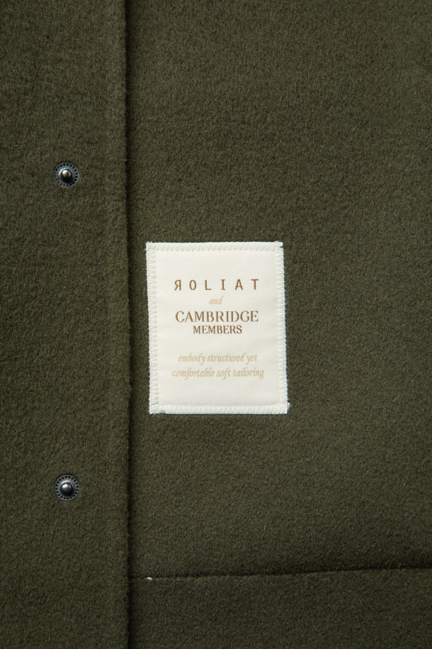 [MOVERE X ROLIAT] 핸드메이드 사파리 재킷은 가을과 겨울, 클래식한 스타일을 추구하는 당신을 위한 아우터입니다. 캐시미어 소재 특유의 부드러운 촉감과 두꺼운 두께감으로 따뜻함을 선사하며, 루즈핏 디자인이 편안한 착용감을 제공합니다. 카키와 올리브 두 가지 색상으로 출시되어 출근룩, 모임룩, 데이트룩 등 다양한 TPO에 활용 가능합니다. 무지 패턴에 핸드메이드, 포켓 디테일이 더해져 미니멀하면서도 시크한 스타일을 완성합니다. 스냅 버튼 여밈 방식으로 간편하게 착용할 수 있는 롱슬리브 사파리 코트입니다.
