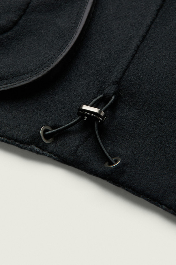 [MOVERE] 핸드메이드 블루종은 모던한 스타일을 추구하는 분들을 위한 겨울, 가을용 아우터입니다. 부드러운 촉감의 울 소재와 두꺼운 두께감으로 제작되어, 쌀쌀한 날씨에도 따뜻하게 착용할 수 있습니다. 루즈핏으로 편안한 착용감을 선사하며, 2-WAY 지퍼, 사이드 포켓, 스트링 디테일, 핸드메이드 봉제, 이중지 원단으로 고급스러움을 더했습니다. 출근룩, 모임룩, 데이트룩 등 다양한 TPO에 활용 가능한 블랙 색상의 클래식, 미니멀, 시크 스타일 블루종입니다.
