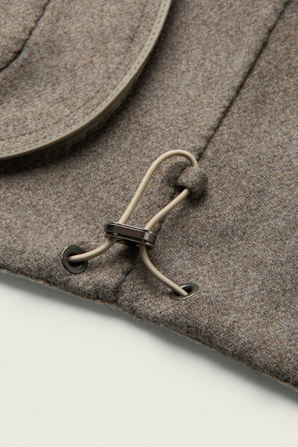 [MOVERE] 핸드메이드 블루종은 가을과 겨울, 당신의 스타일을 완성할 모던한 아우터입니다. 울 소재의 부드러운 촉감과 여유로운 핏으로 편안함을 선사하며, 이중지 원단으로 제작되어 보온성을 높였습니다. 2-WAY 지퍼, 사이드 포켓, 스트링 밑단 등의 디테일이 돋보이며, 핸드메이드 봉제로 고급스러움을 더했습니다. 출근룩, 비즈니스 캐주얼, 모임룩 등 다양한 TPO에 활용 가능하며, 클래식, 미니멀, 시크 스타일을 즐기는 분들에게 추천합니다.
